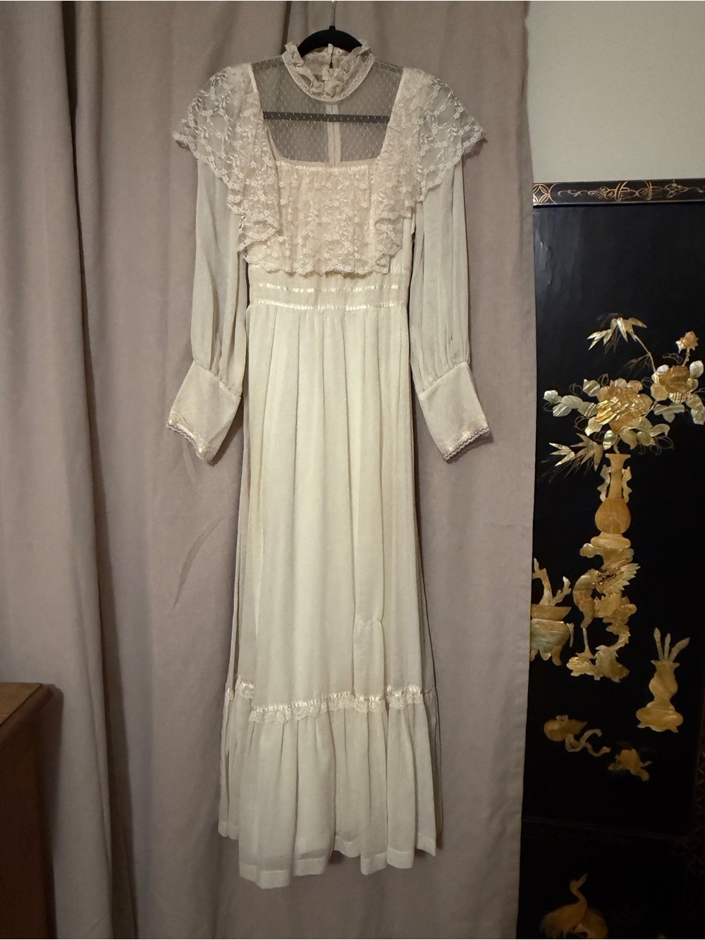 Vintage Cottagecore Lace Yoke Ivory prairie Dress with Ruffled Shoulders - Picture 3 of 11